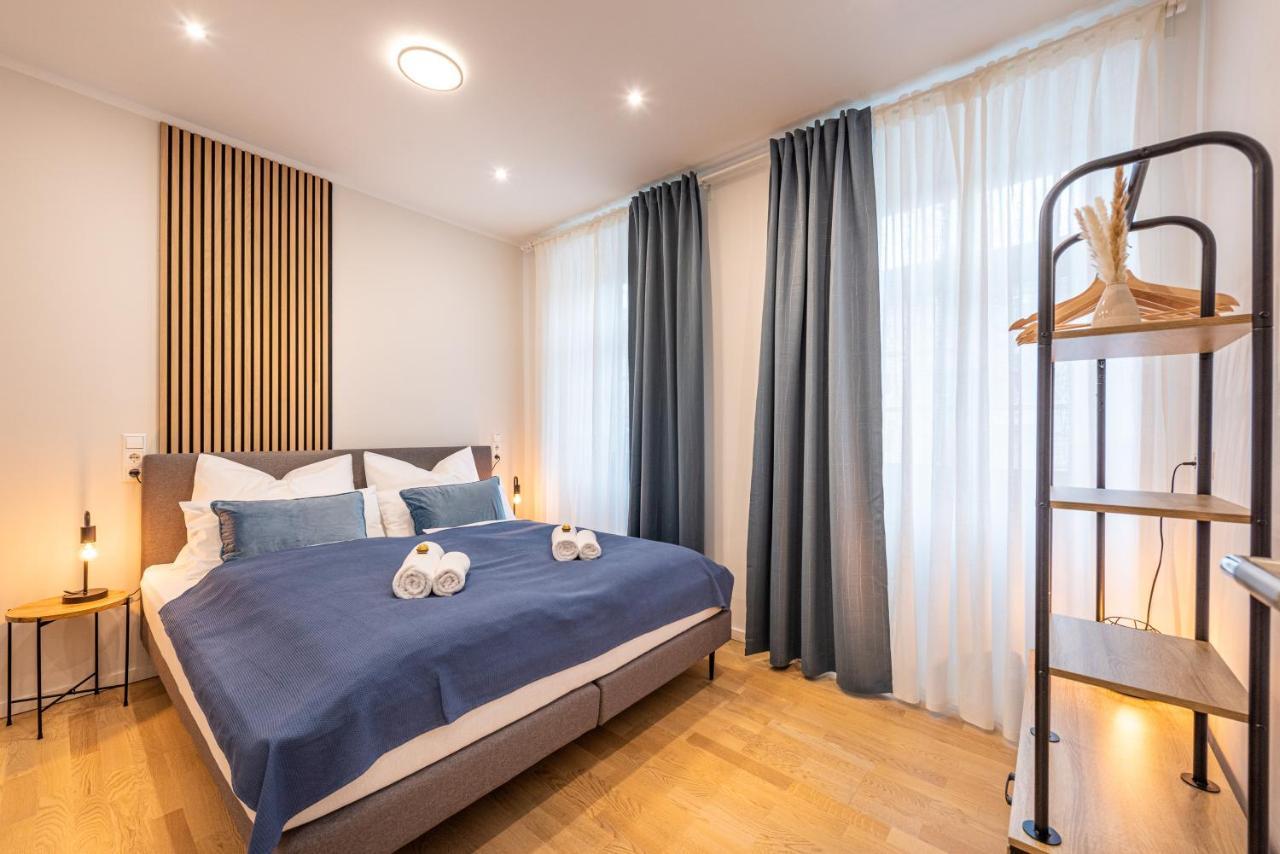 Vivid Luxury - Bluehendes Barock-forum-schloss-modern *