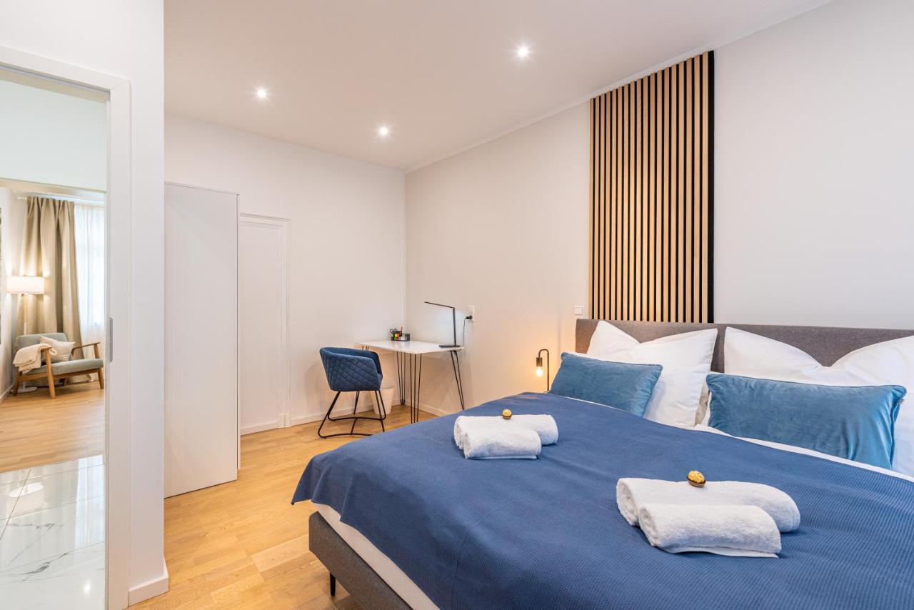 Vivid Luxury - Bluehendes Barock-forum-schloss-modern